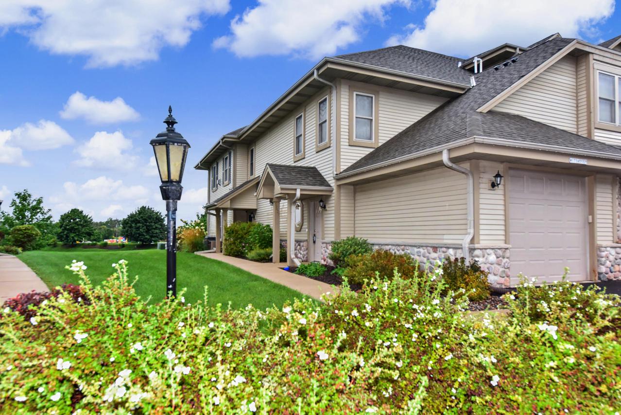 W173N5537 Ravenwood Dr #5537, Menomonee Falls, WI 53051