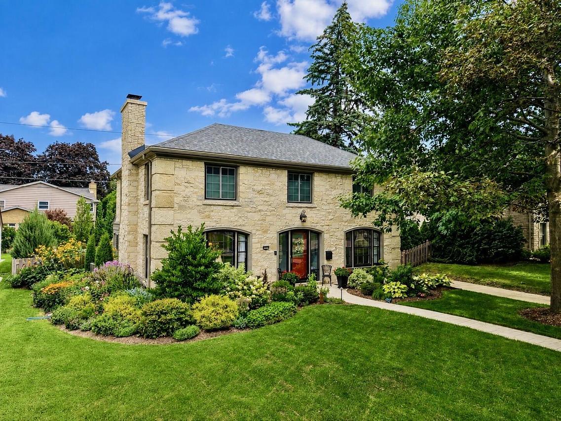 7822 W Wisconsin Ave, Wauwatosa, WI 53213