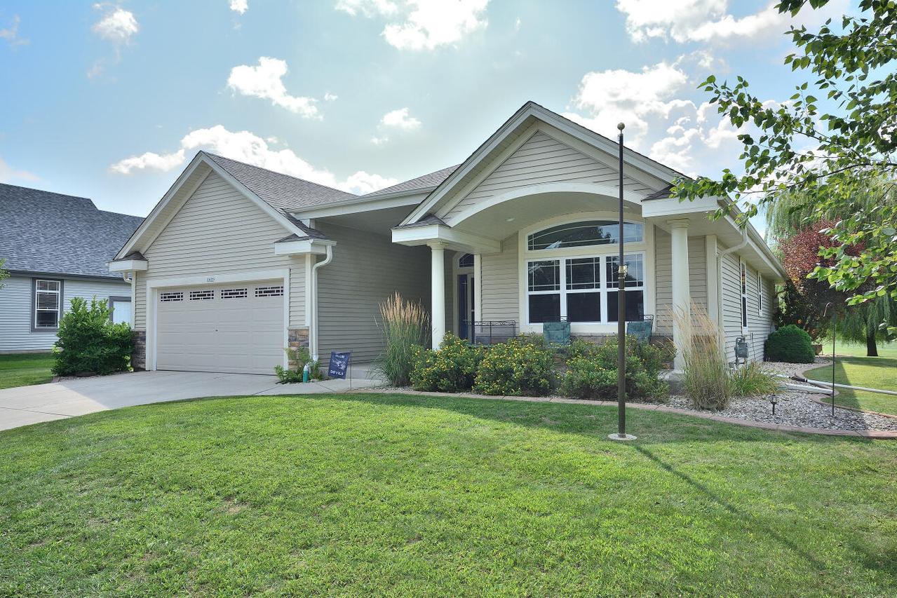 1417 Mamerow Ln, Oconomowoc, WI 53066