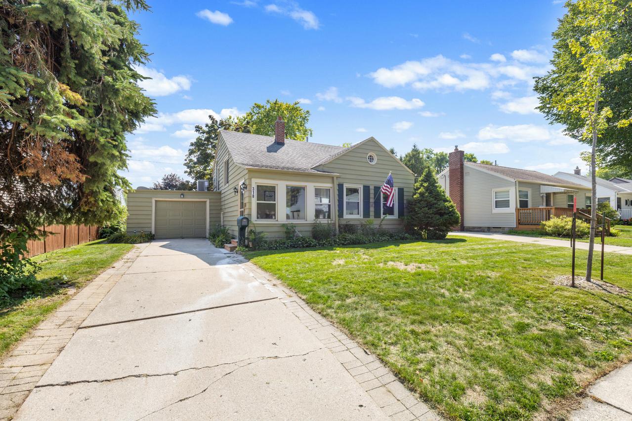 318 E Gauer Cir, Milwaukee, WI 53207