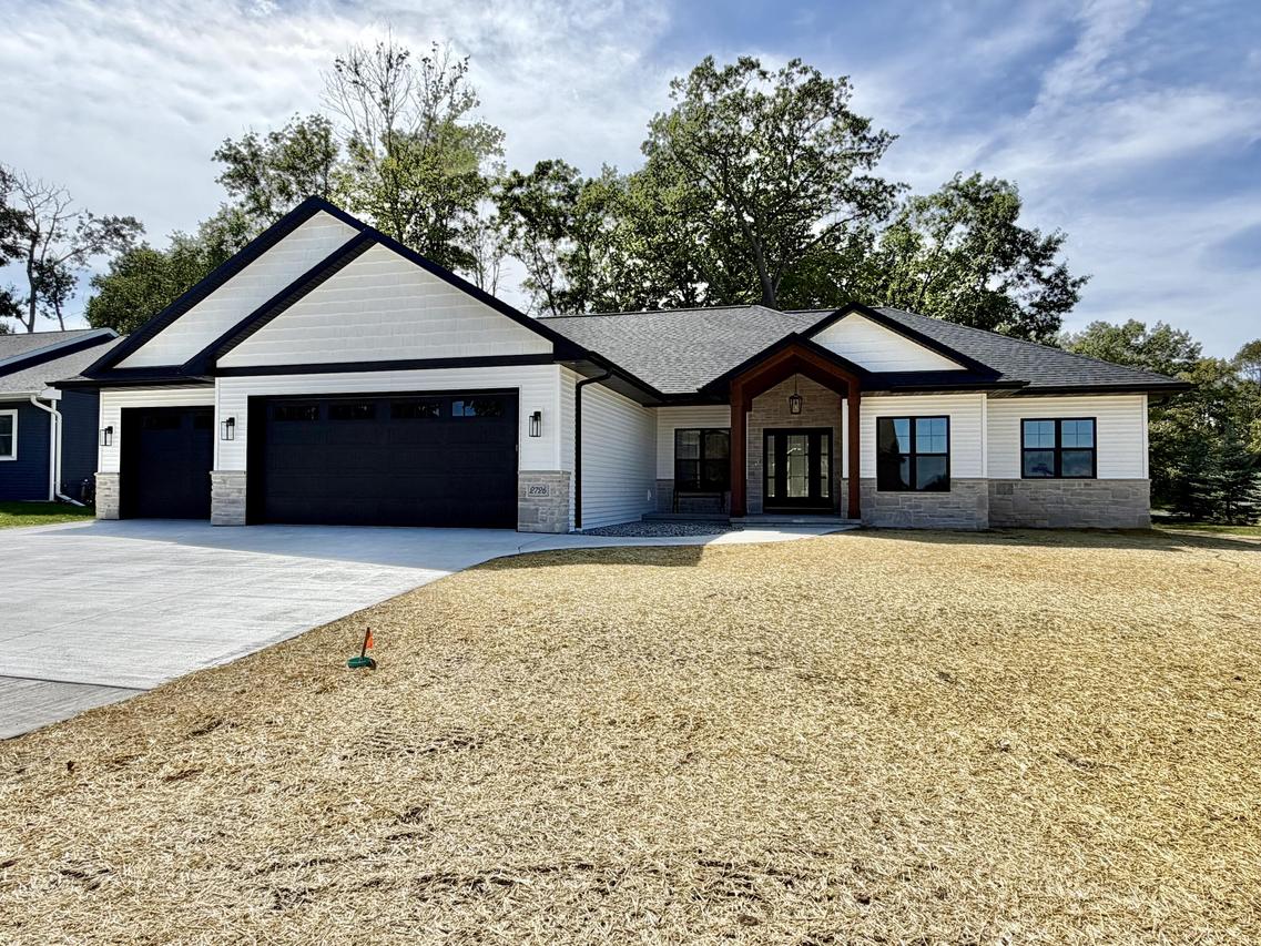 2726 Red Fox Ln, Manitowoc, WI 54220
