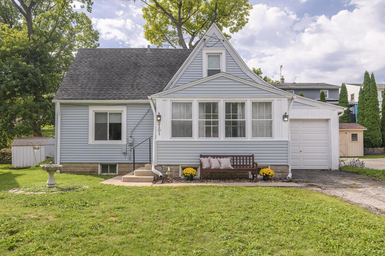 2101 Oaklawn Ave, Waukesha, WI 53188