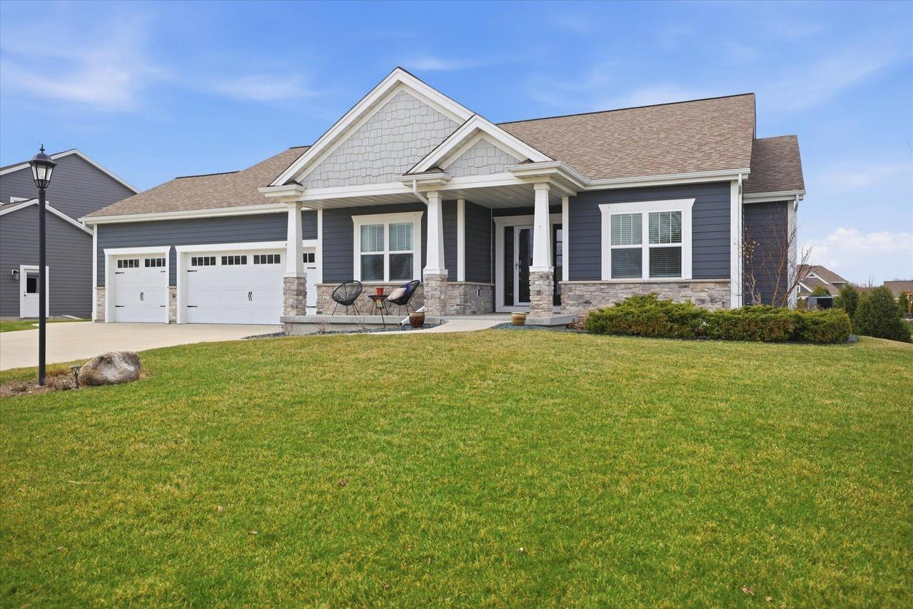 W136N6171 Weyer Farm Dr, Menomonee Falls, WI 53051
