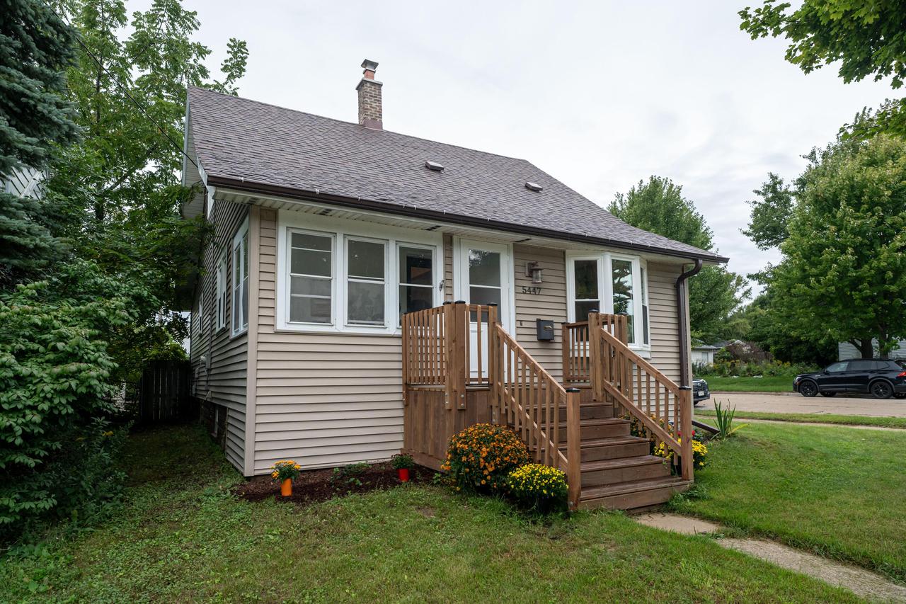 5447 S Lake Dr, Cudahy, WI 53110