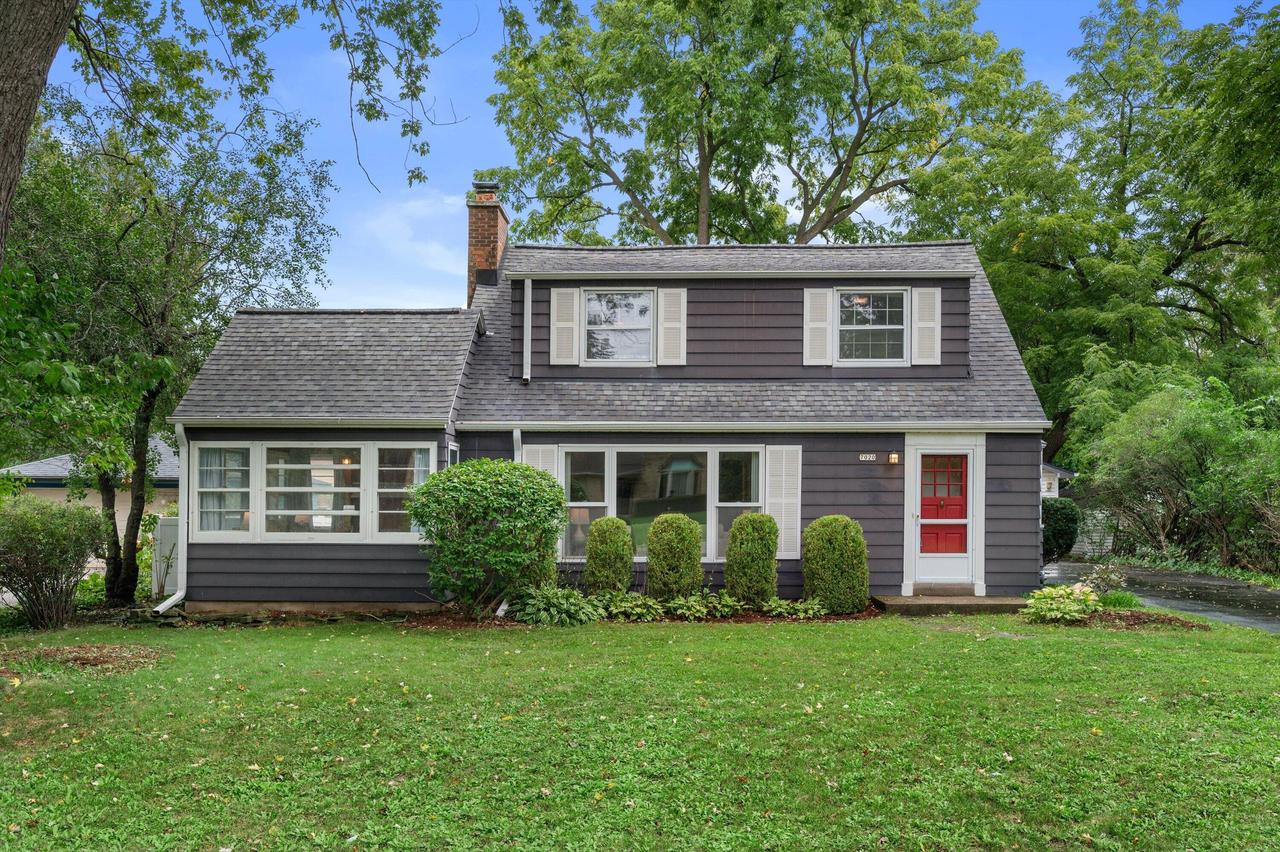 7020 N Rockledge Ave, Glendale, WI 53209