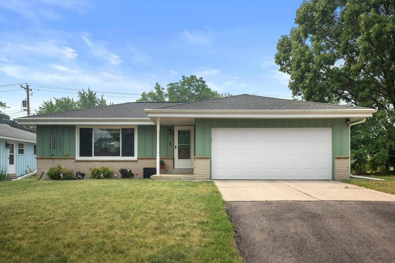 9537 W Sarasota Pl, Wauwatosa, WI 53222
