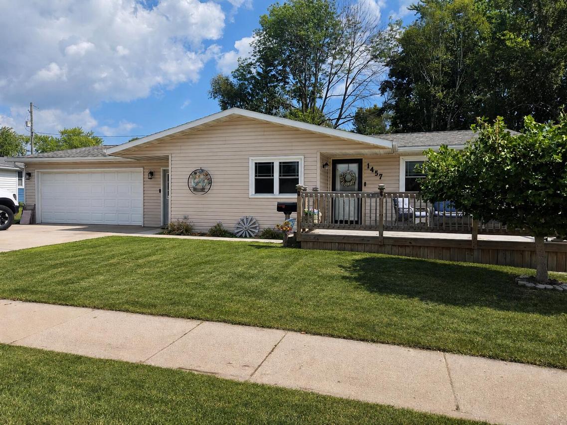 1457 Daisy Dr, Manitowoc, WI 54220