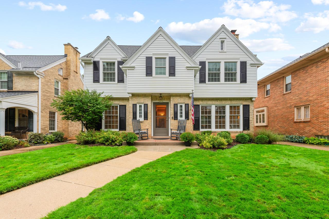 2516 N 90th St, Wauwatosa, WI 53226