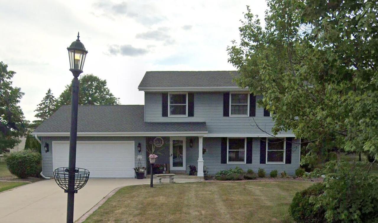 W225N2551 Alderwood Ln, Pewaukee, WI 53186