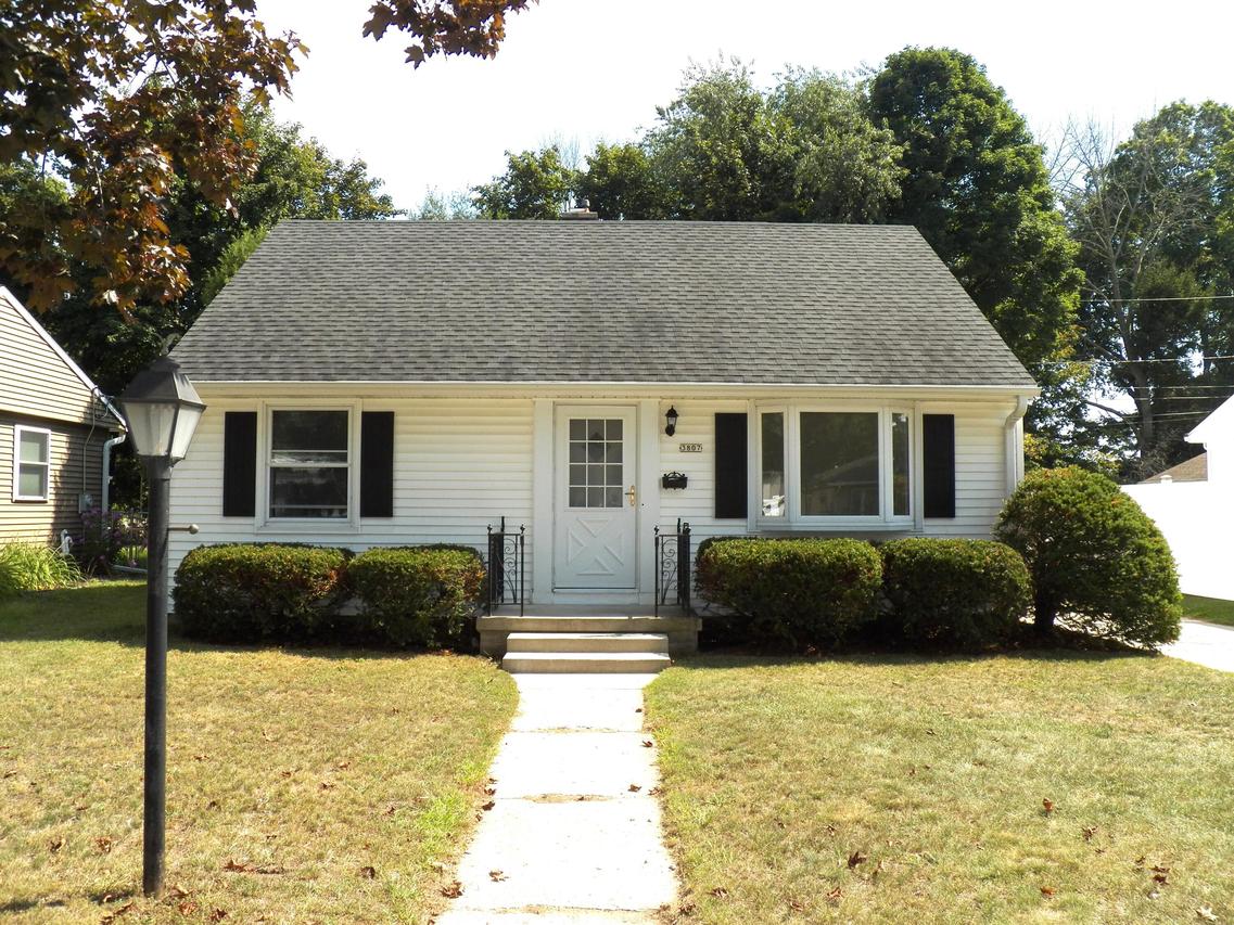 3807 Macarthur Dr, Manitowoc, WI 54220