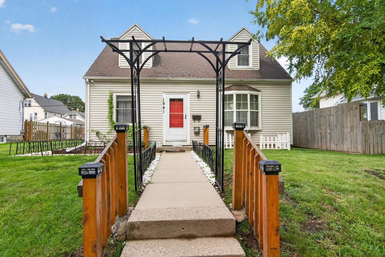 1641 S 81st St, West Allis, WI 53214