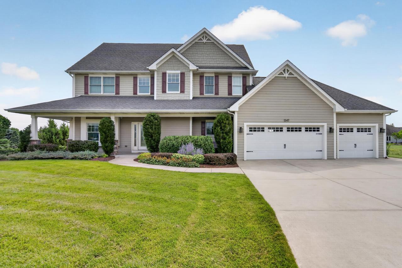 1347 W Stillwater Cir, Mequon, WI 53092