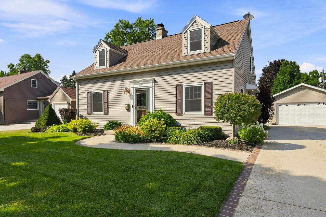 2214 Fairmont St, Manitowoc, WI 54220