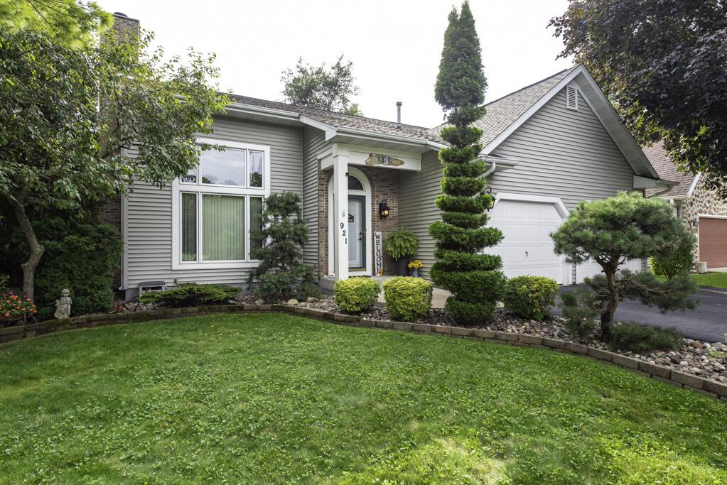 921 S 4th St, Salem Lakes, WI 53170