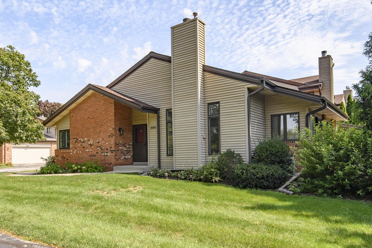 880 Pilgrim Pkwy, Elm Grove, WI 53122