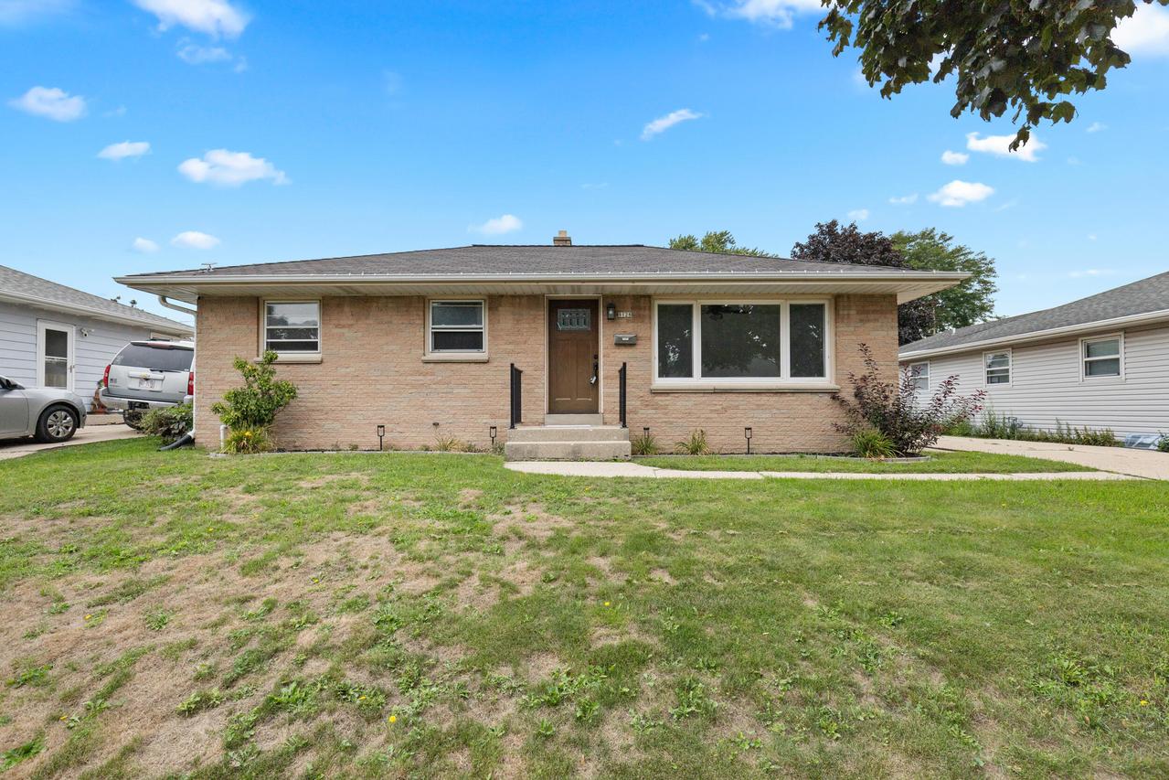 8128 W Sunbury Ct, Milwaukee, WI 53219