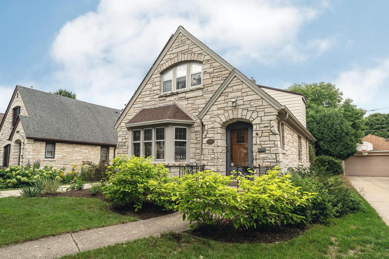 2821 N 70th St, Milwaukee, WI 53210