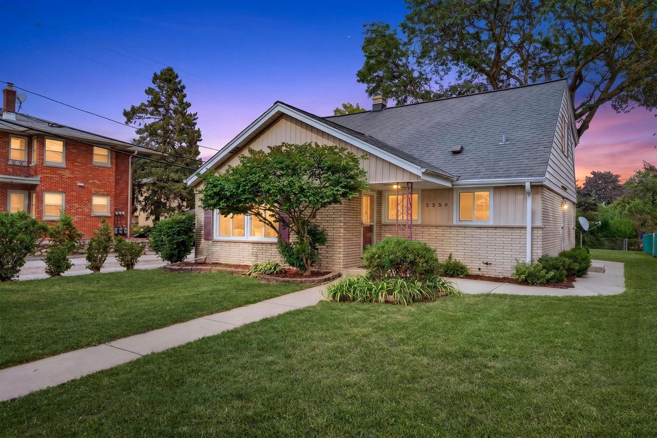 2250 N 103rd St, Wauwatosa, WI 53226