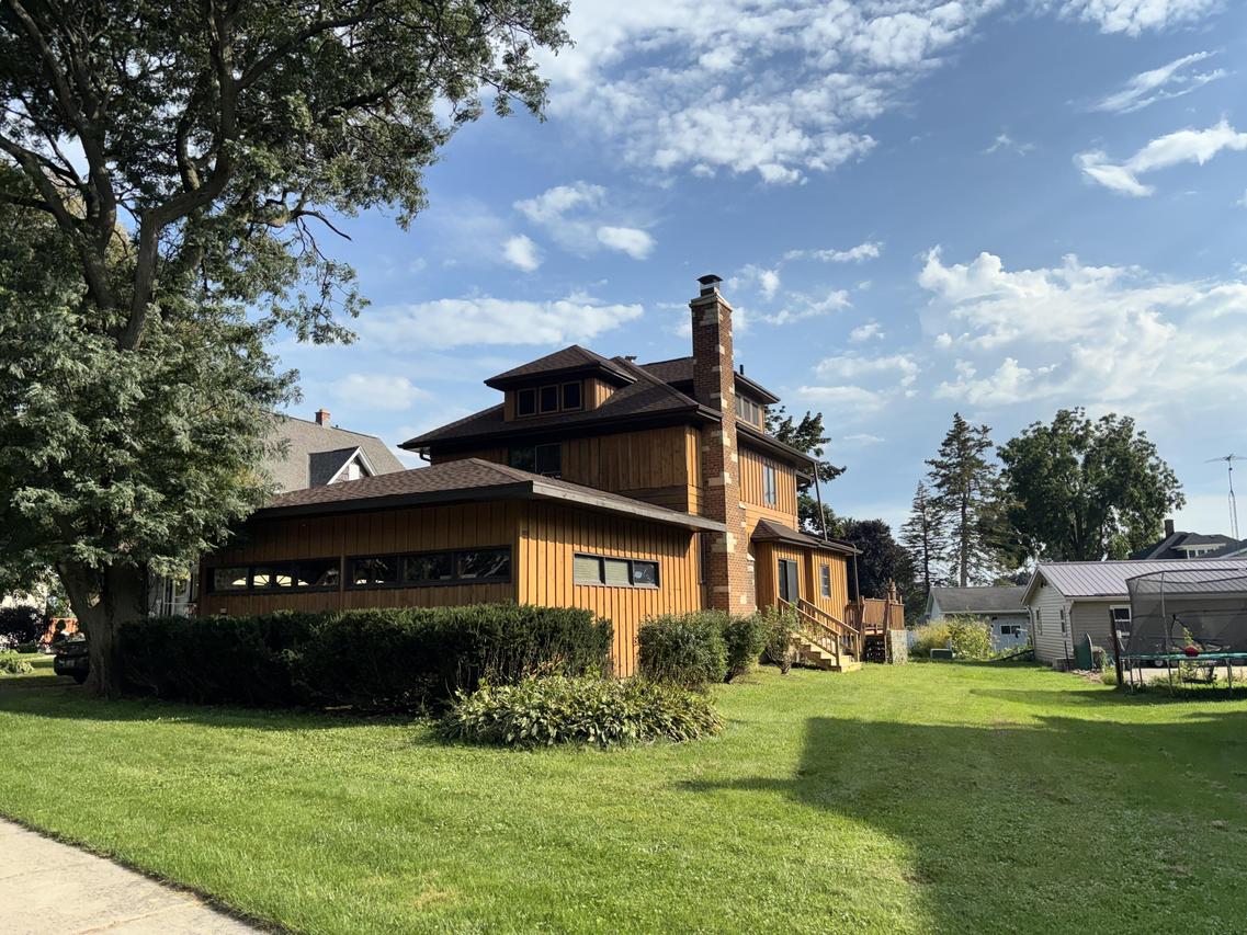 634 E Oak Grove, Juneau, WI 53039