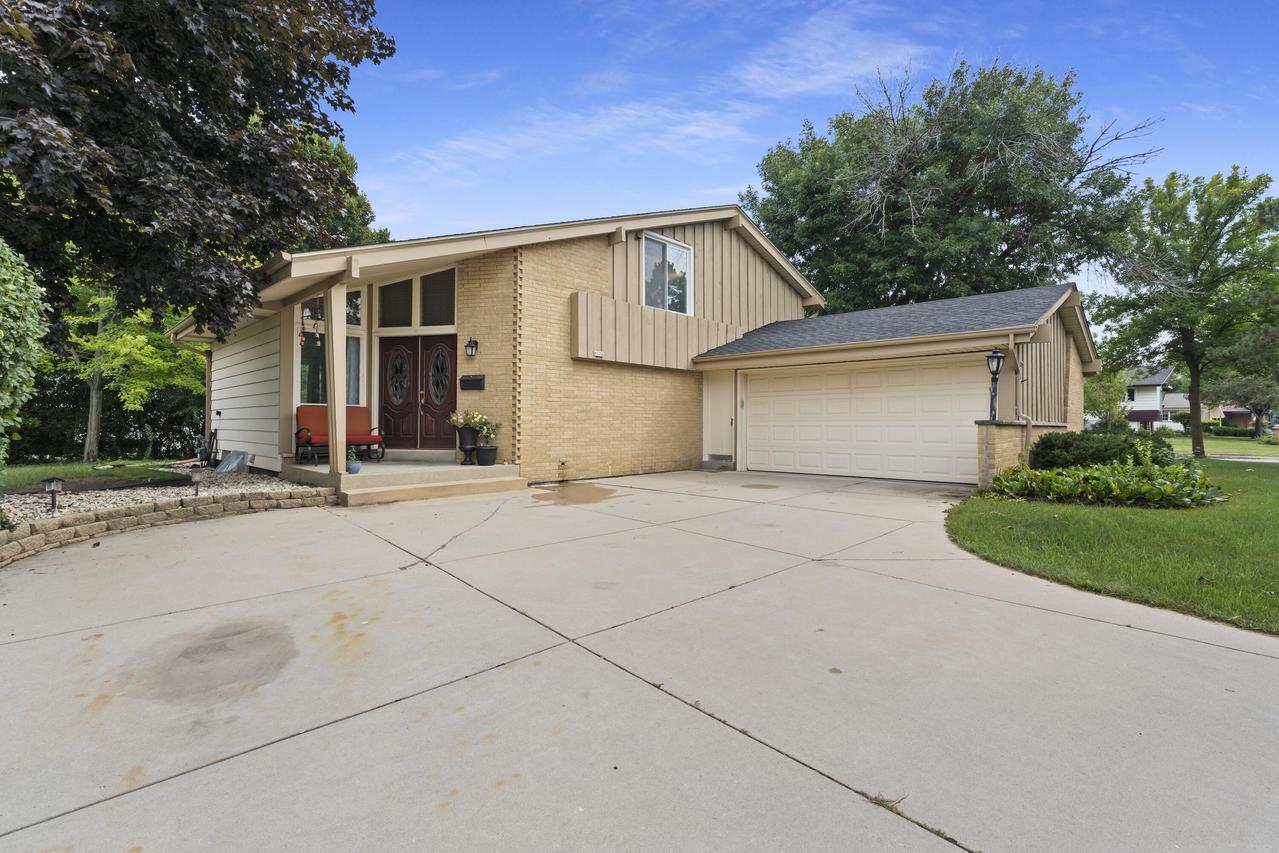 6074 Thornapple Ln, Greendale, WI 53129