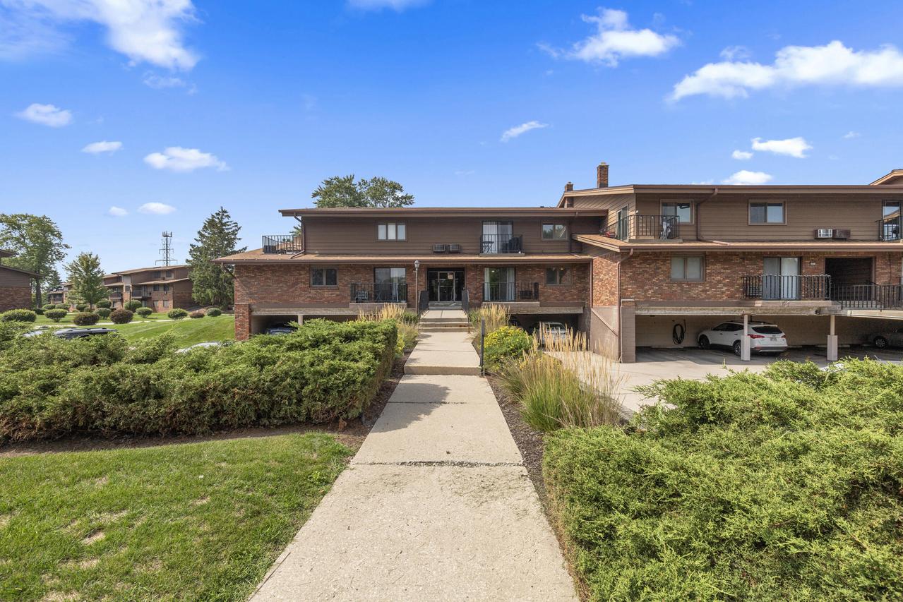 4035 S 84th St #1, Greenfield, WI 53228