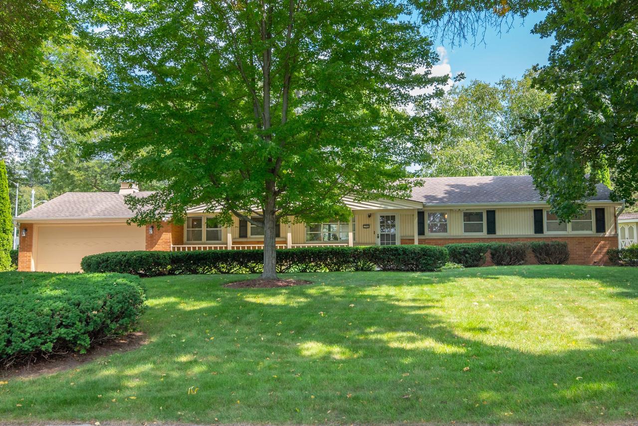 2308 S Green Links Dr, West Allis, WI 53227