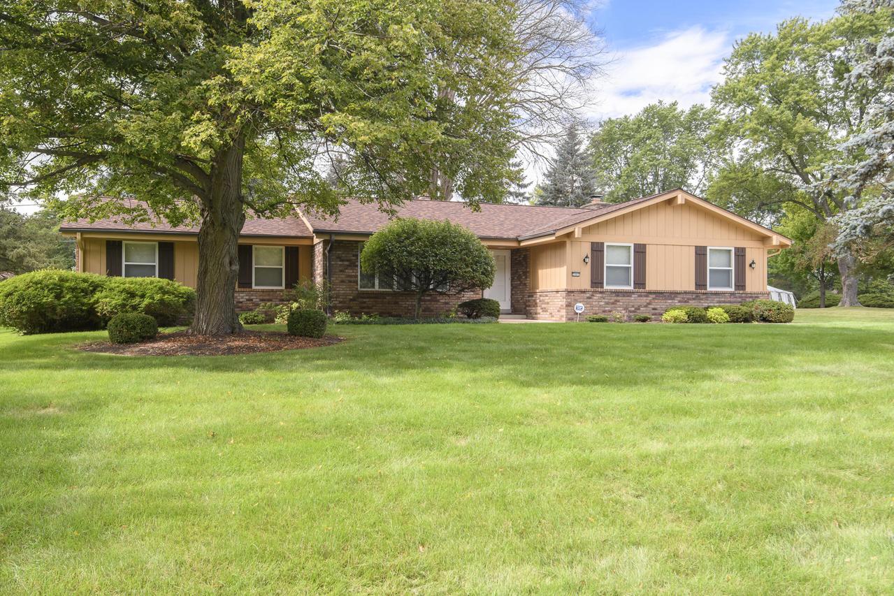 2885 S 126th St, New Berlin, WI 53151