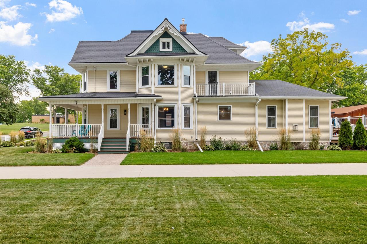 40 W Van Altena Ave, Cedar Grove, WI 53013