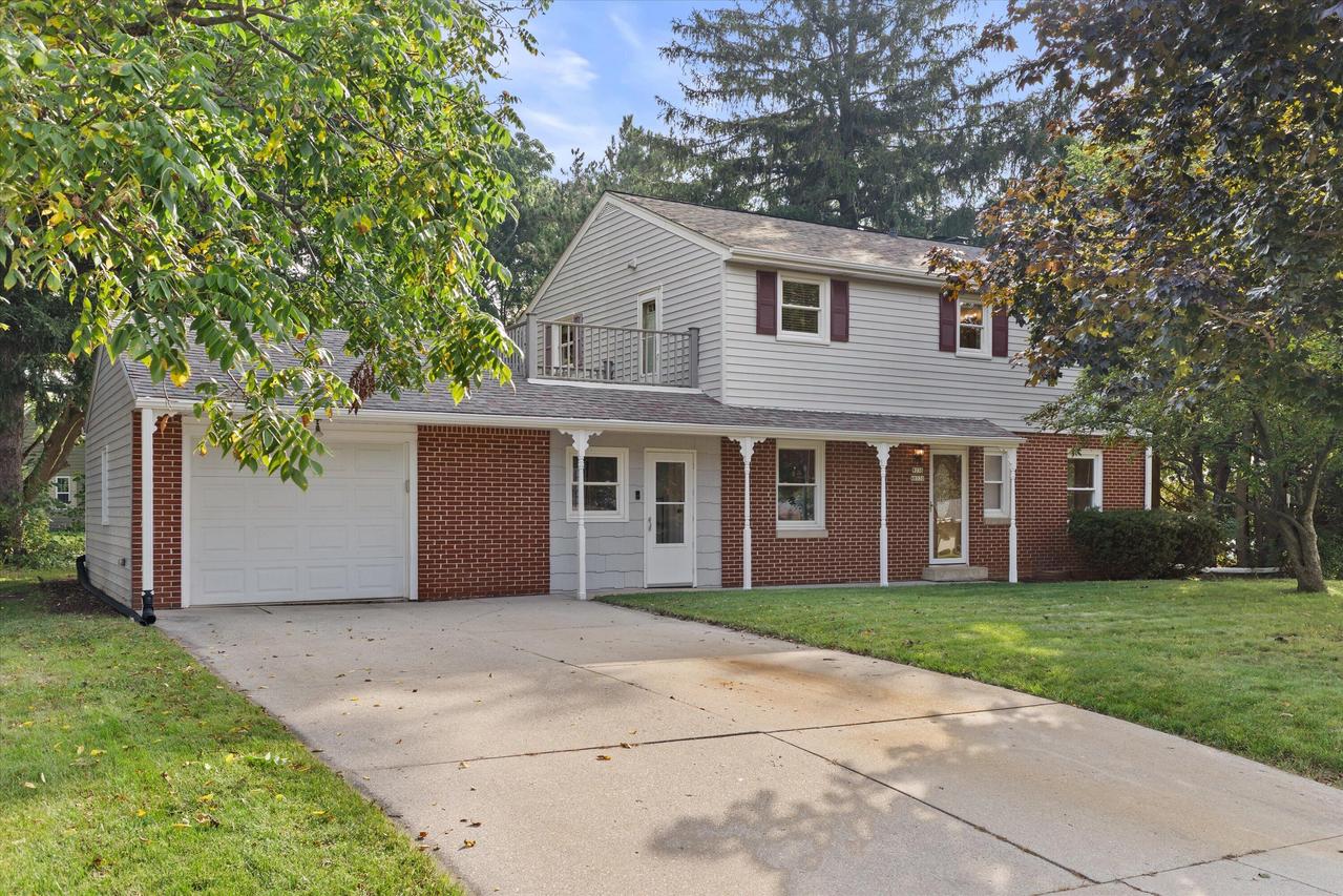 W236N6530 Hillview Dr, Sussex, WI 53089