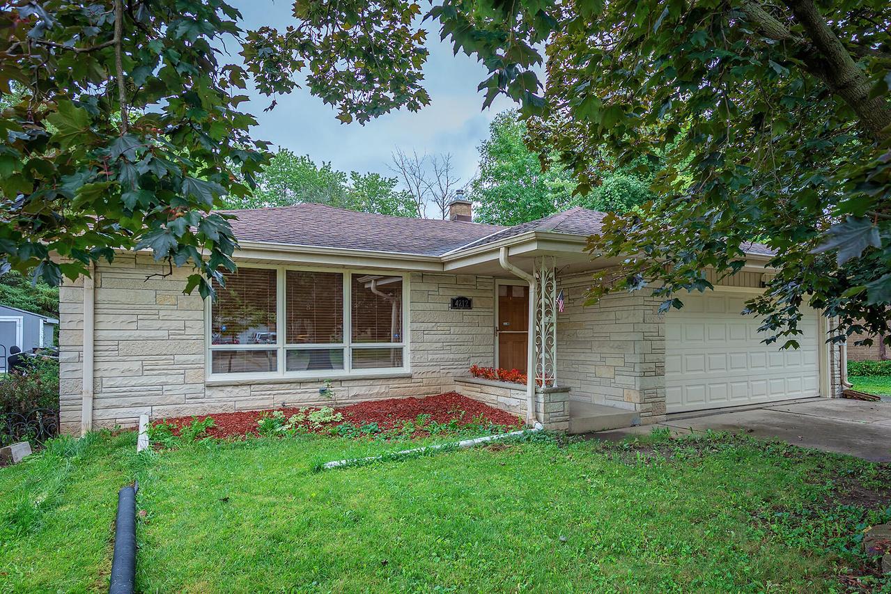 4212 N 95th St, Wauwatosa, WI 53222