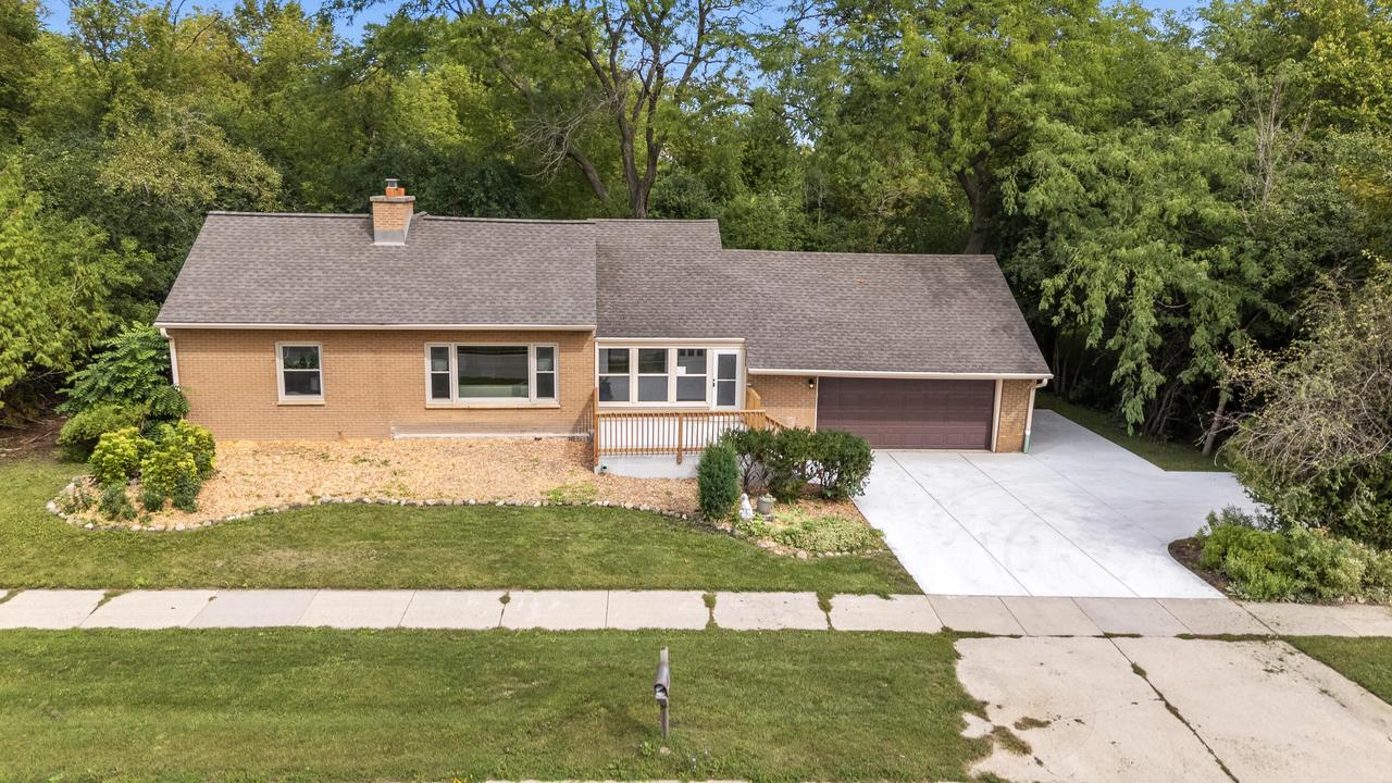 4418 W Mequon Rd, Mequon, WI 53092