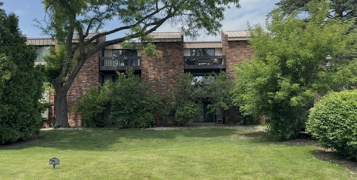 2220 W Good Hope Rd #21, Glendale, WI 53209