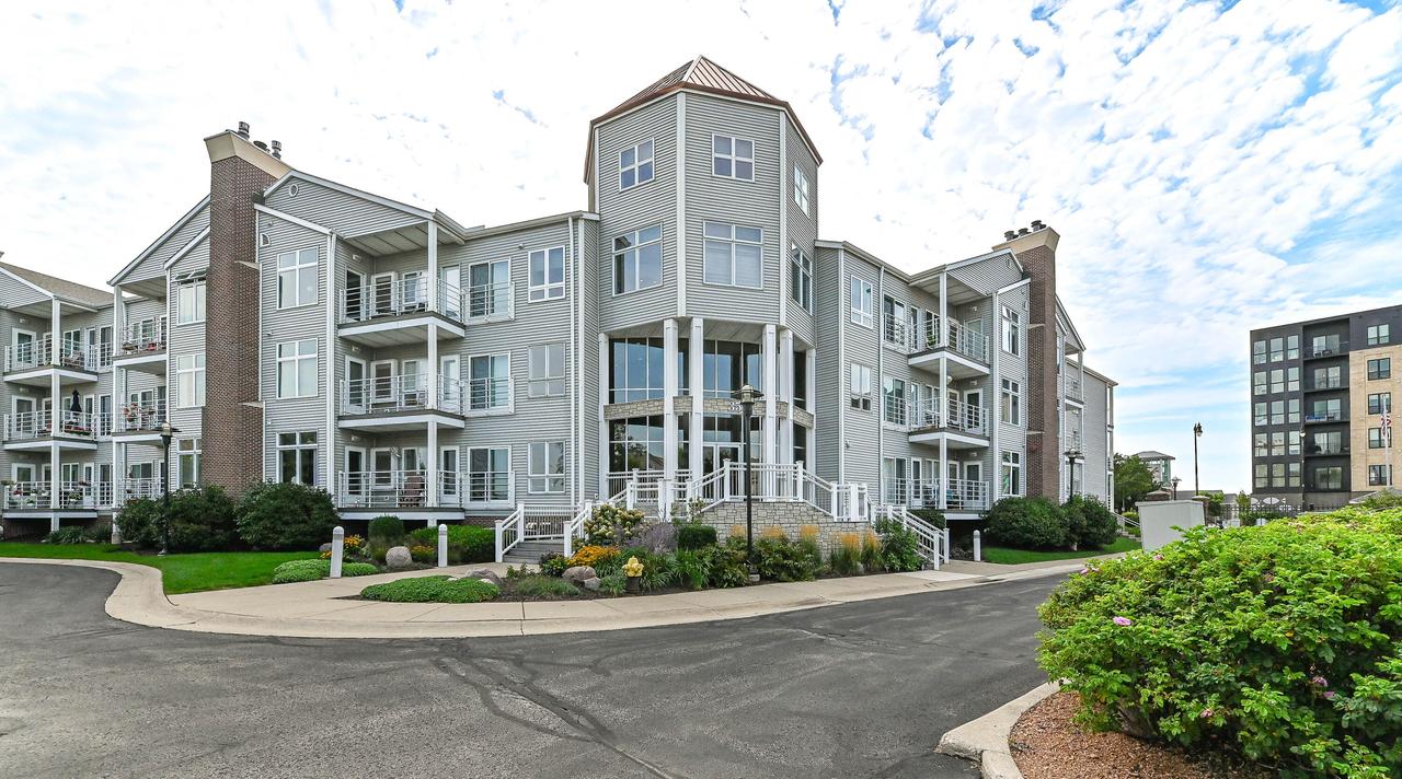 35 Harborview Dr #112, Racine, WI 53403