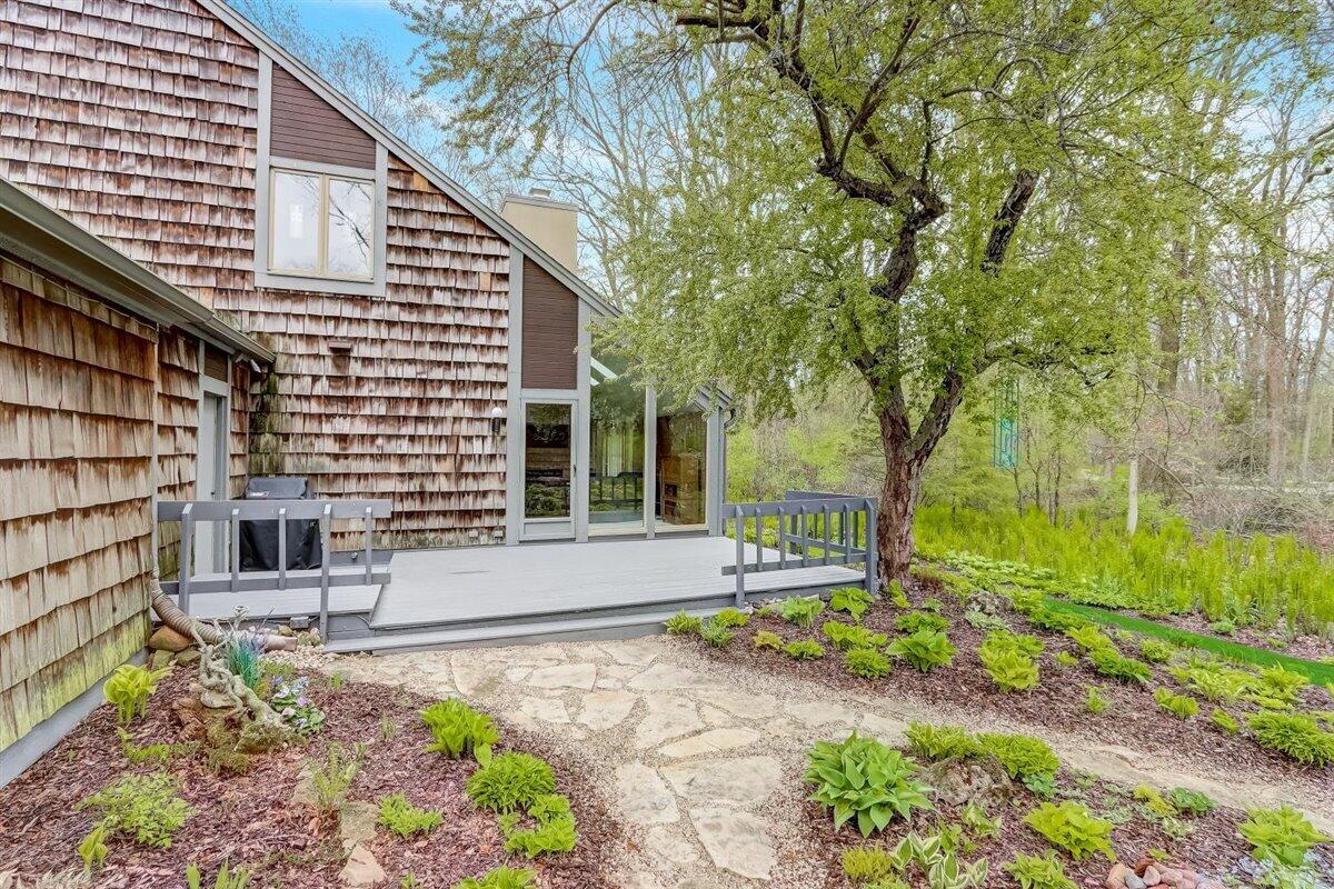 95 Woodfield Ct, Wind Point, WI 53402