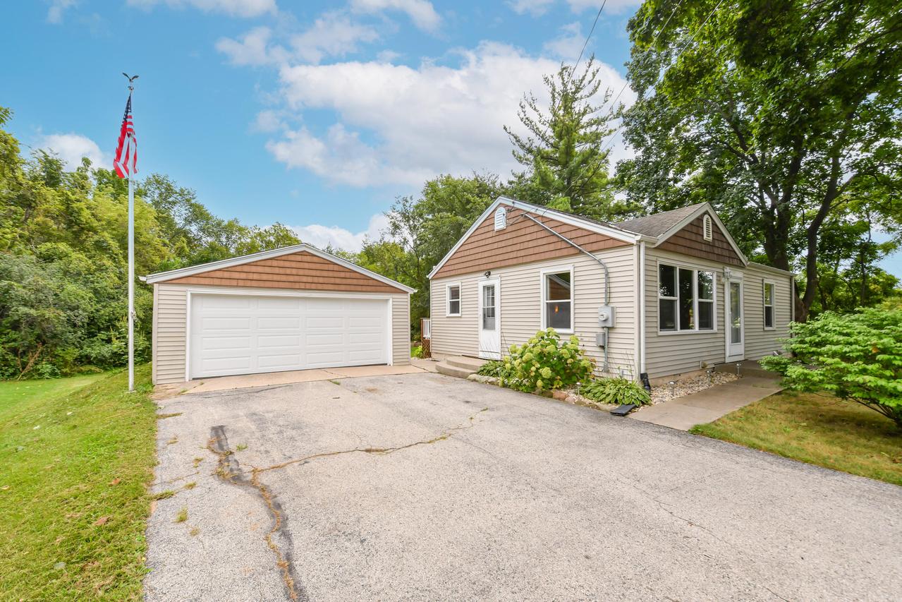 8725 Racine Ave, Norway, WI 53185