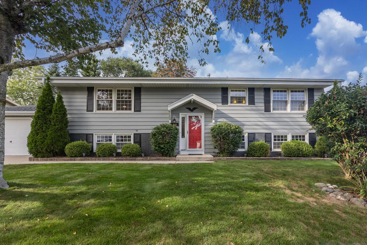 648 Hollybrook Ln, Saukville, WI 53080