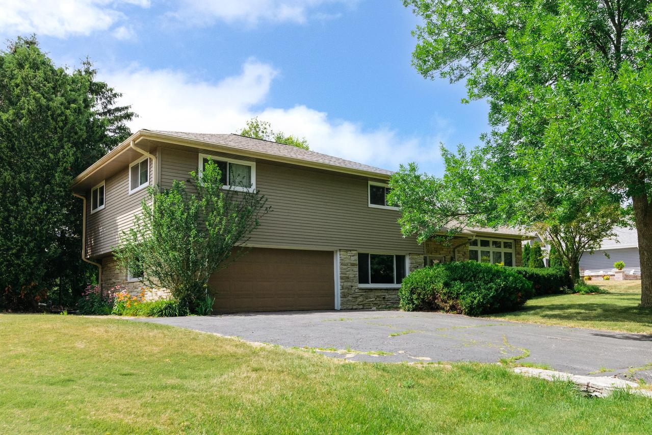 8551 N Manor Ln, Fox Point, WI 53217