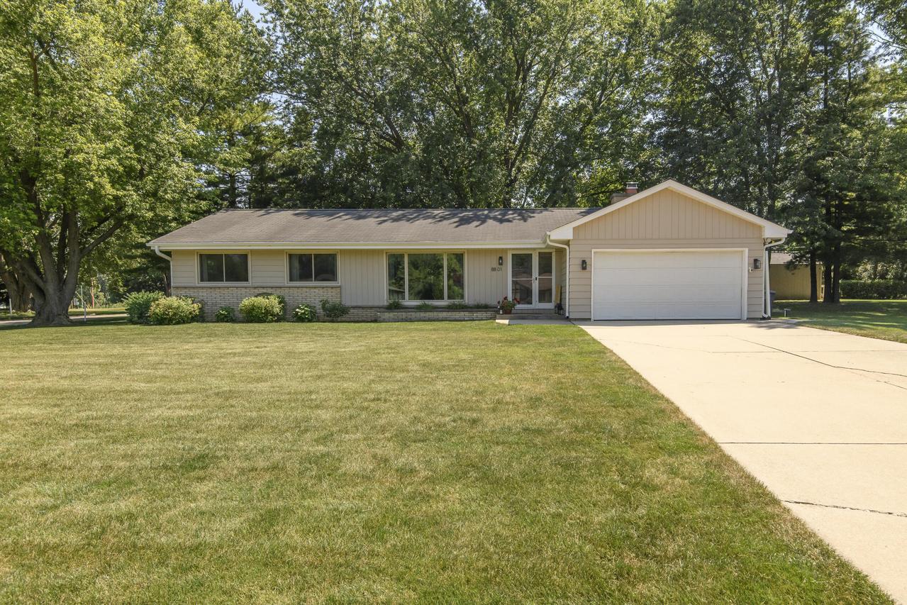 8801 W Dosie Ave, Greenfield, WI 53228