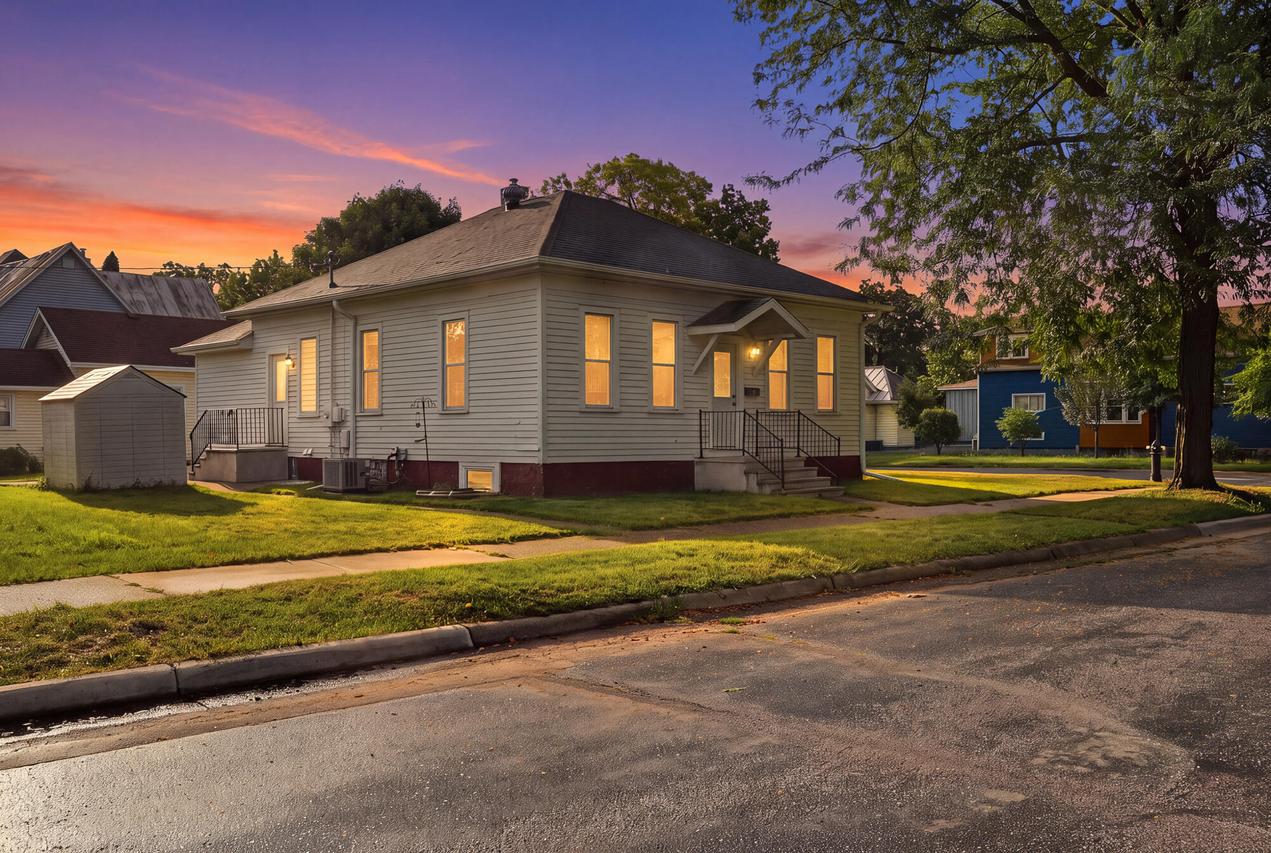 1227 S 9th St, La Crosse, WI 54601