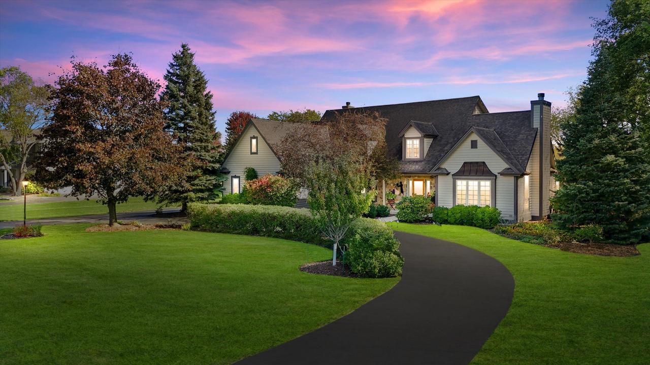 W299N1828 Windridge Ct, Delafield, WI 53072