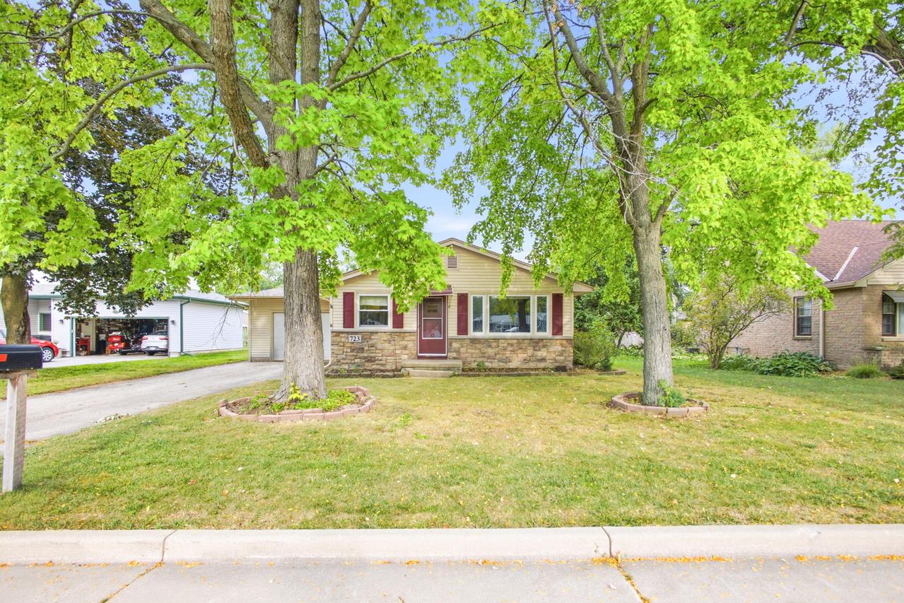 723 N Roosevelt Ave, Oconomowoc, WI 53066