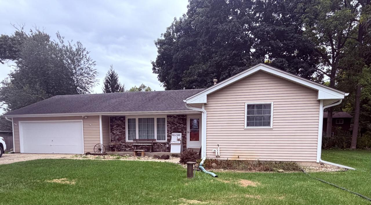 29407 Hickory Ln, Rochester, WI 53185