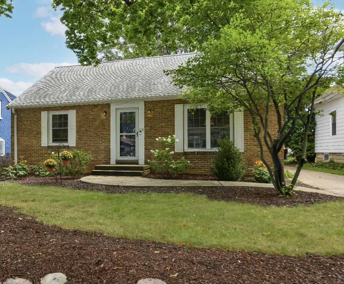 610 N 112th St, Wauwatosa, WI 53226
