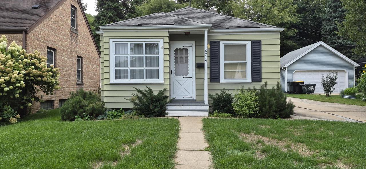 6719 Hillside Ln, Wauwatosa, WI 53213