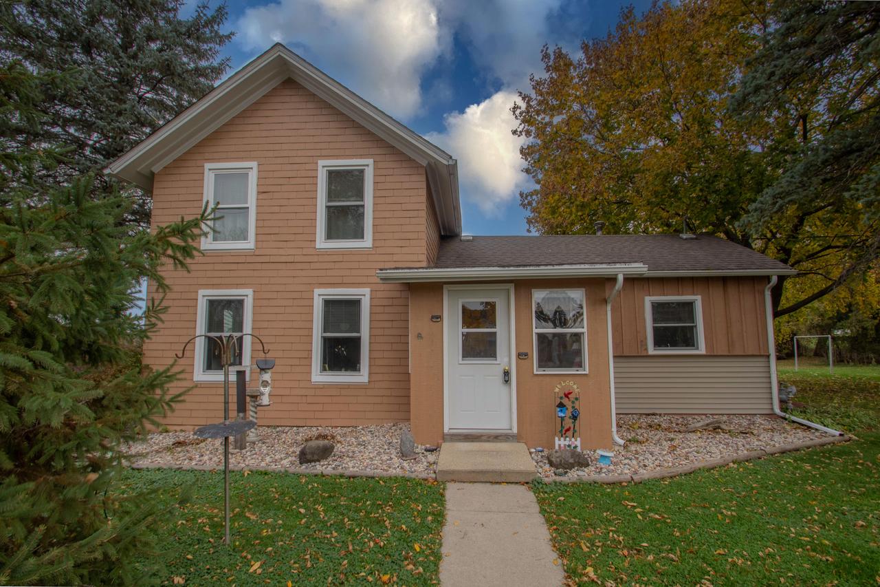 816 W Division St, Watertown, WI 53098