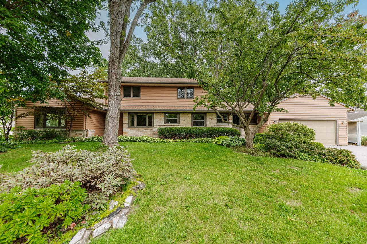 5254 S Allenwood Ln, Hales Corners, WI 53130