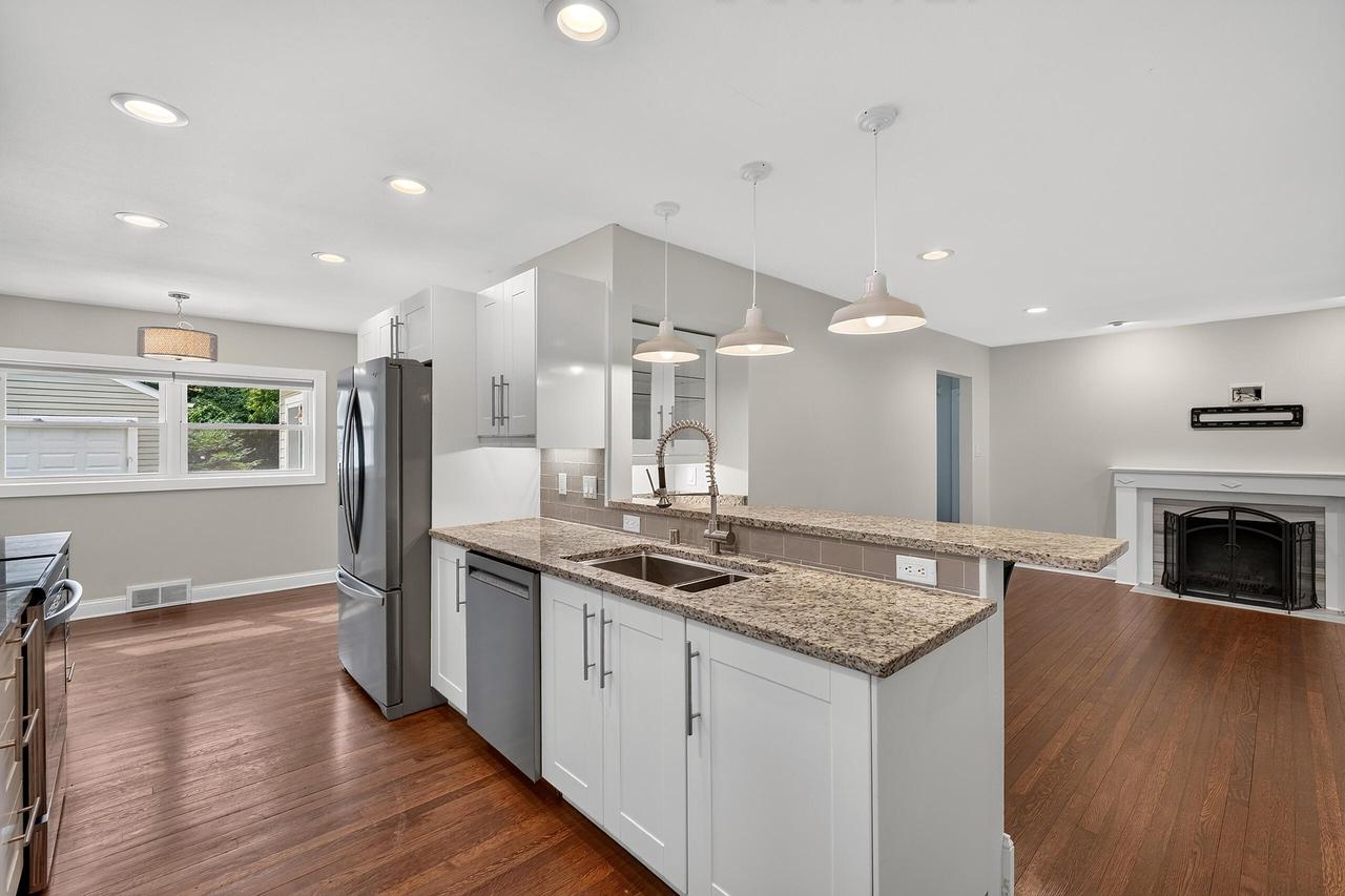 7125 N Longacre Rd, Fox Point, WI 53217