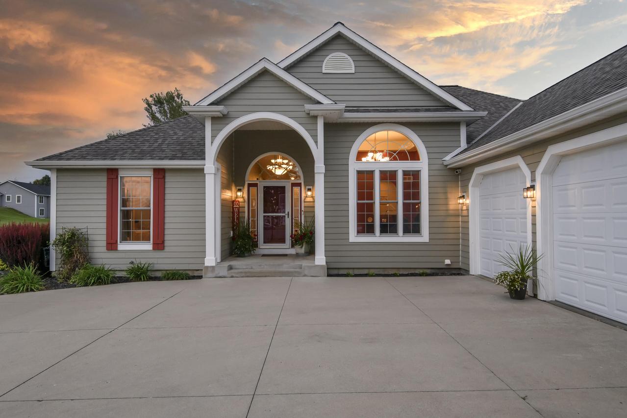W2366 Mcaleavey Ct, Ashippun, WI 53066