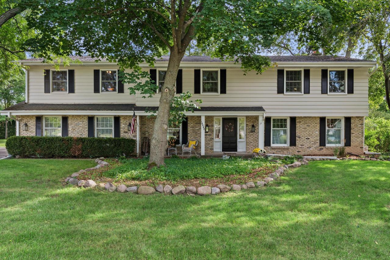 18045 Lamplighter Ln, Brookfield, WI 53045