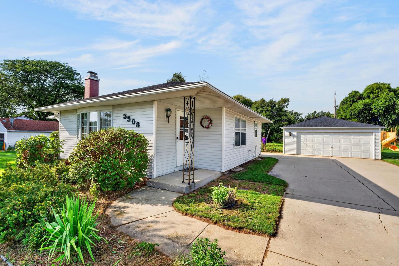 3508 E Oakwood Rd, Oak Creek, WI 53154